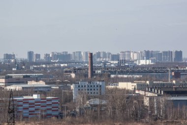 Güneşli bir gökdelenden şehir manzarası