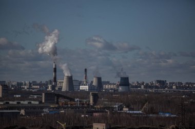 Mavi gökyüzünün arka planında yüksek bir binadan şehir manzarası