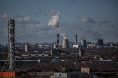 Mavi gökyüzünün arka planında yüksek bir binadan şehir manzarası