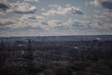 Mavi gökyüzünün arka planında yüksek bir binadan şehir manzarası