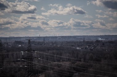 Mavi gökyüzünün arka planında yüksek bir binadan şehir manzarası
