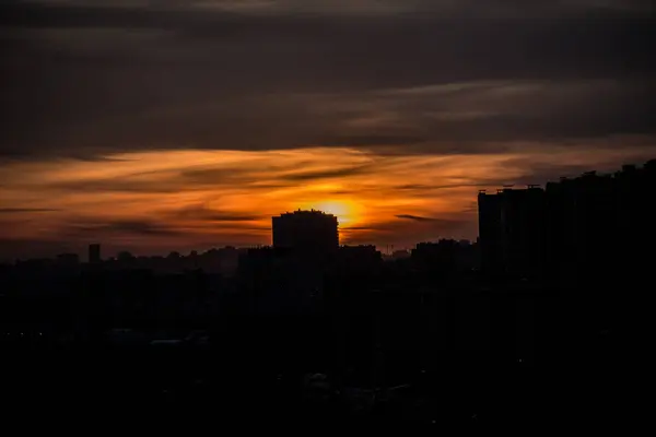 Vista Puesta Sol Roja Sobre Ciudad Desde Edificio Gran Altura — Foto de Stock