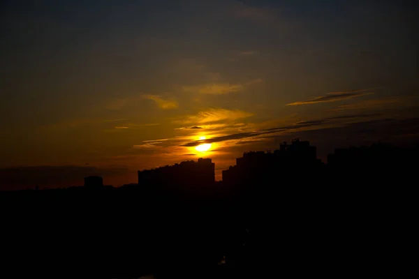 Blick Auf Wohnhochhäuser Späten Abend Vor Dem Hintergrund Der Untergehenden — Stockfoto