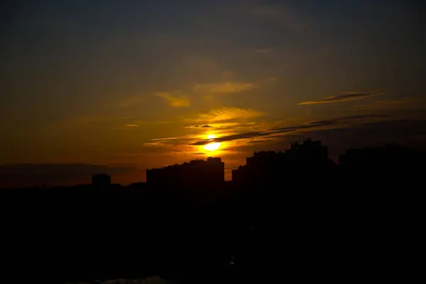 Utsikt Över Höghus Sena Kvällen Mot Bakgrund Den Nedgående Solen — Stockfoto