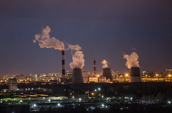 Humo Las Chimeneas Una Planta Industrial Contra Cielo Nocturno — Foto de Stock