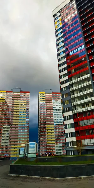 Vista Edifícios Residenciais Altos Final Noite Contra Pano Fundo Pôr — Fotografia de Stock