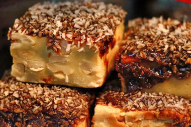 Doğu tatlılar. Siyah arka plan. Dam penceresi