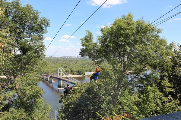 İpi aşağı aşırı binmek. Hız troll. Kiev. Ukrayna