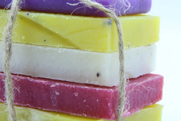 El yapımı sabun. Sabun barlar. Renkli sabun. Beyaz arka plan