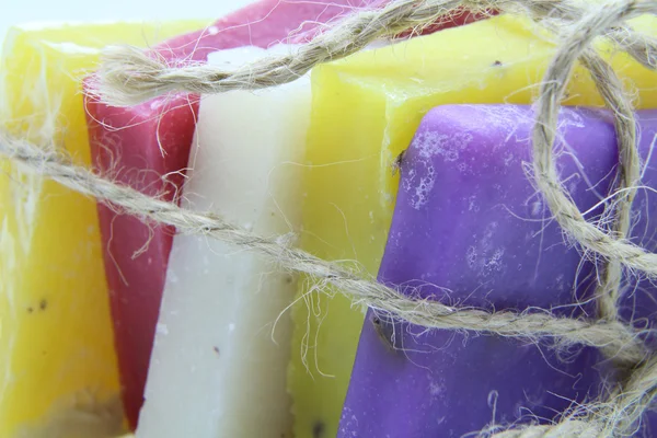 El yapımı sabun. Sabun barlar. Renkli sabun. Beyaz arka plan