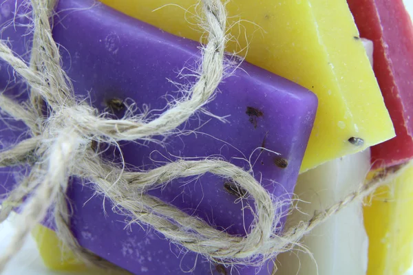 El yapımı sabun. Sabun barlar. Renkli sabun. Beyaz arka plan