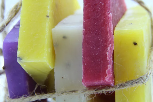 El yapımı sabun. Sabun barlar. Renkli sabun. Beyaz arka plan