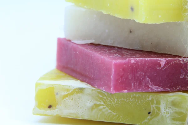 El yapımı sabun. Sabun barlar. Renkli sabun. Beyaz arka plan