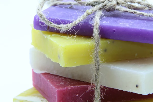 El yapımı sabun. Sabun barlar. Renkli sabun. Beyaz arka plan