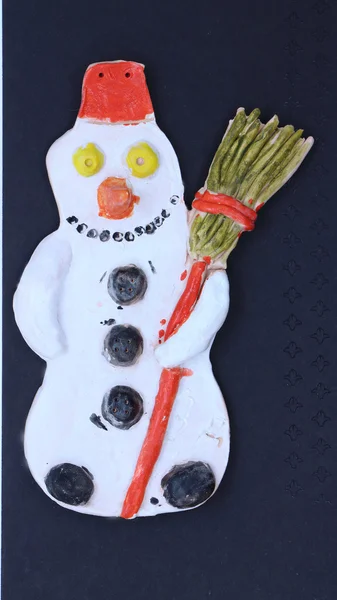 Kardan adam. Siyah arka plan. Clay el sanatları