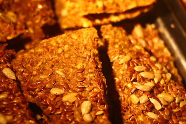 Keten tohumu ile kahverengi tahıl kraker. Sarı havai ışık