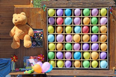 Balon dart atmak. Karnaval oyun. Ödüller kazanmak için
