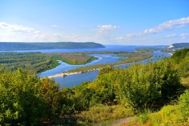 Panoramik görüş üstünde belgili tanımlık tepe Volga Nehri yakınında Samara city yaz adlı