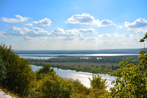 Panoramik görüş üstünde belgili tanımlık tepe Volga Nehri yakınında Samara city yaz adlı