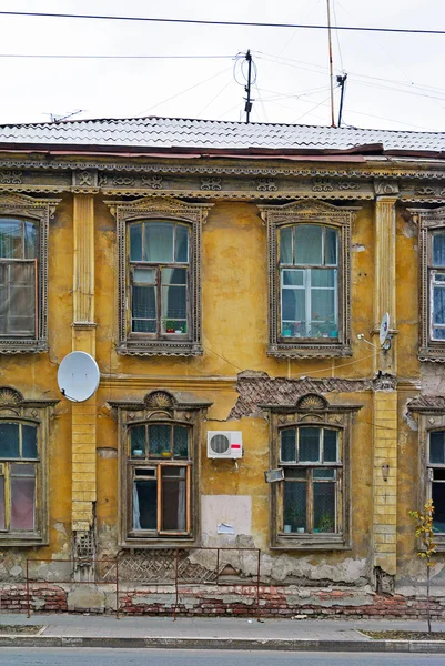 Fragment der Fassade eines alten zerbrechlichen Holzhauses in Samara, Russland. — Stockfoto