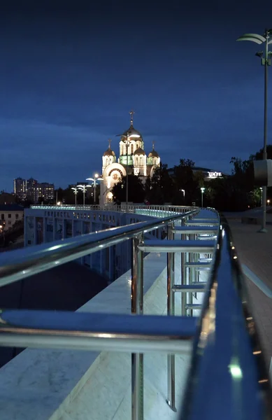 Vista do novo ponto de vista na Catedral de São Jorge em Samara, Rússia à noite — Fotografia de Stock