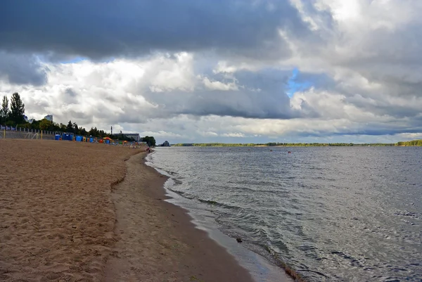 Samara, městské pláže na březích řeky Volhy na zamračený podzimní den — Stock fotografie