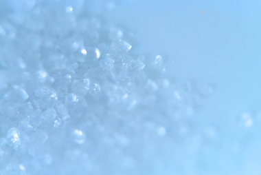 Yumuşak pastel mavi artalanla odaklı.