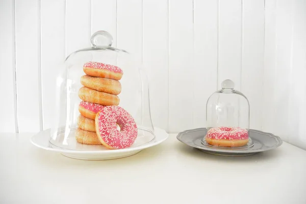 Donuts coberto sino de vidro pranchas de madeira fundo — Fotografia de Stock