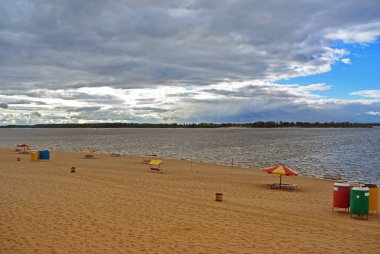 Samara, bulutlu bir gün önce yağmur, Volga Nehri'nin kıyısında Şehir beach