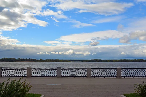 サマラ市のヴォルガ川の堤防上を表示します。 — ストック写真