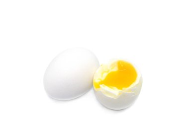 Kaynamış yumurta beyaz arkaplanda izole.