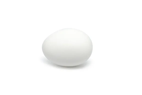 Jedno jajko biały, izolowana na białym tle — Zdjęcie stockowe