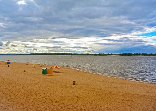 Samara, bulutlu bir gün önce yağmur, Volga Nehri'nin kıyısında Şehir beach