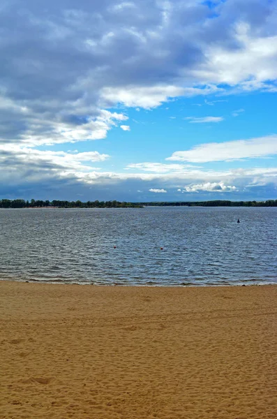 Samara, bulutlu sonbahar günü, Volga Nehri'nin kıyısında Şehir beach