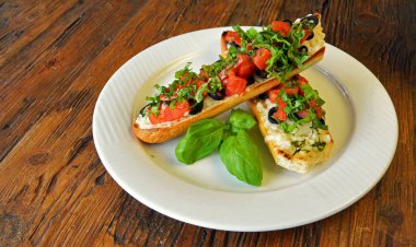 İtalyan domates bruschetta ahşap üzerinde zeytinli