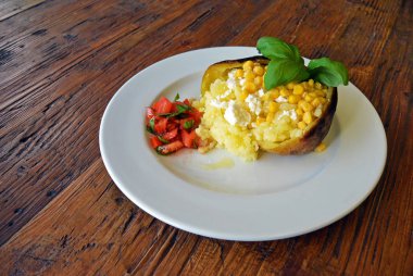 Fırında ızgara peynir ve Mısır dolması ile patates