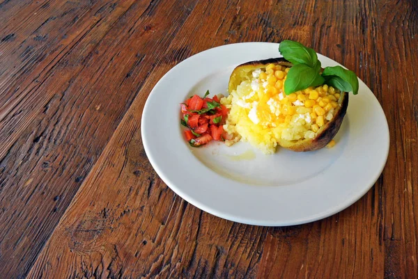 Fırında ızgara peynir ve Mısır dolması ile patates