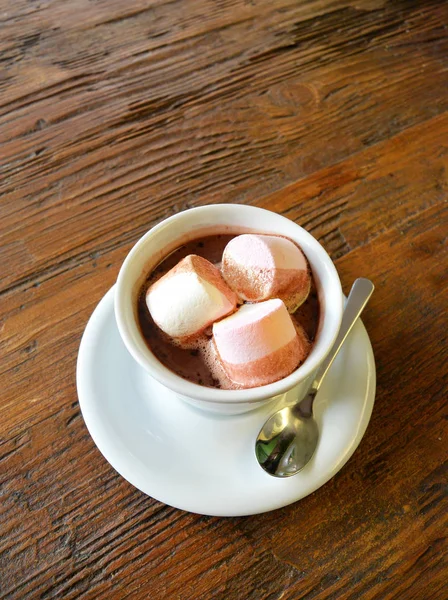 Chocolate quente com marshmallows na superfície de madeira — Fotografia de Stock