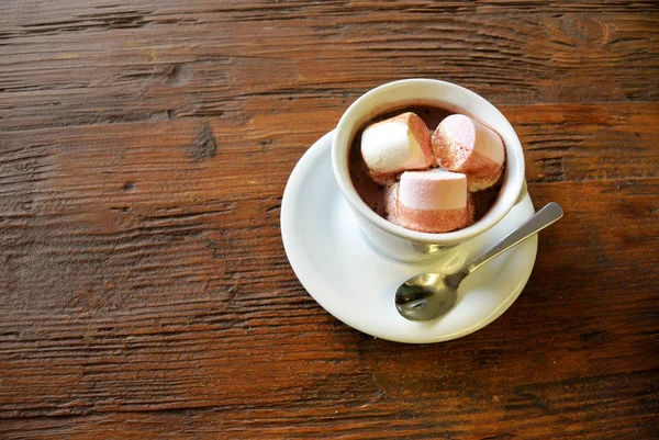 Chocolate quente com marshmallows na superfície de madeira — Fotografia de Stock
