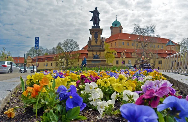 Vista sobre macizo de flores en cuadrado. Ciudad checa Podebrady — Foto de Stock