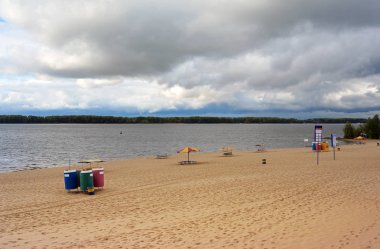 Samara, bulutlu bir gün önce yağmur, Volga Nehri'nin kıyısında Şehir beach