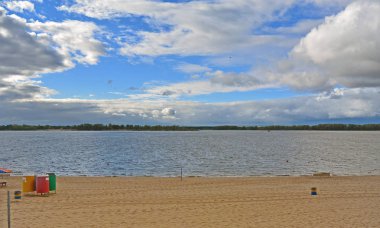 Samara, bulutlu bir gün önce yağmur, Volga Nehri'nin kıyısında Şehir beach
