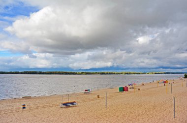 Samara, bulutlu bir gün önce yağmur, Volga Nehri'nin kıyısında Şehir beach