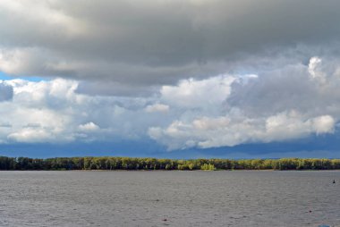 Volga Nehri Samara şehir atcloudy günden itibaren cumulus bulutları ile mavi gökyüzü üzerinde göster