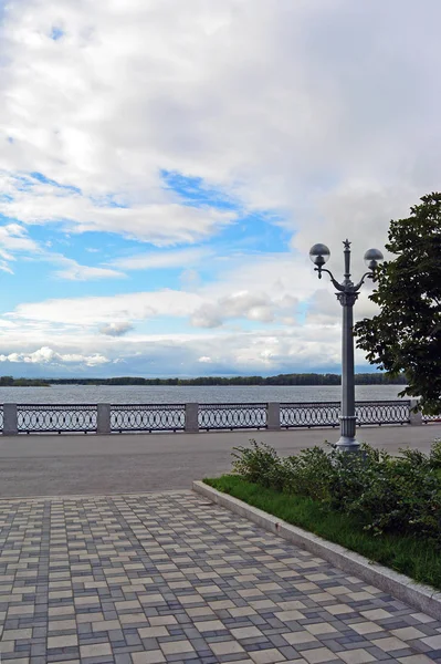 Damm an der Wolga der Samara-Stadt. — Stockfoto