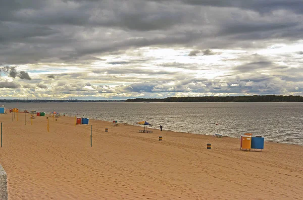 Samara, városi strand előtti eső felhős napon a Volga folyó partján — Stock Fotó