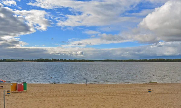 Samara, playa de la ciudad a orillas del río Volga en día nublado antes de la lluvia —  Fotos de Stock