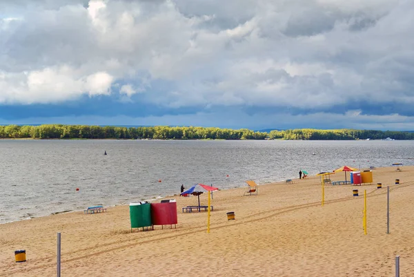 Samara, bulutlu bir gün önce yağmur, Volga Nehri'nin kıyısında Şehir beach