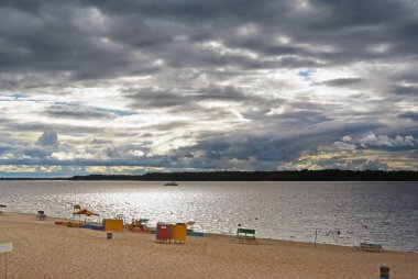 Samara, bulutlu bir gün önce yağmur, Volga Nehri'nin kıyısında Şehir beach