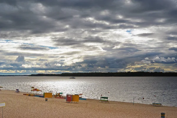 Samara, playa de la ciudad a orillas del río Volga en día nublado antes de la lluvia —  Fotos de Stock